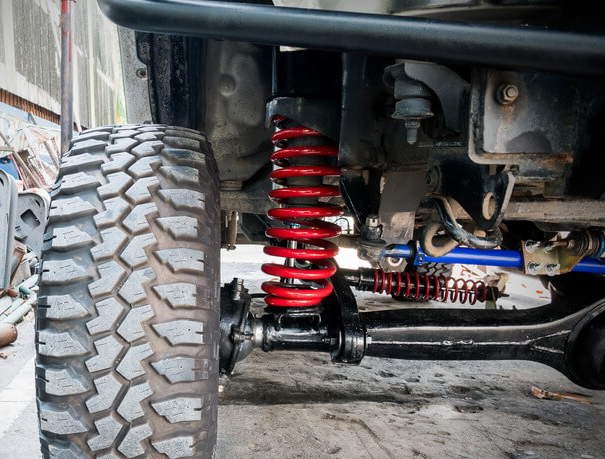 Eine Federkabel eines Offroad Fahrzeugs