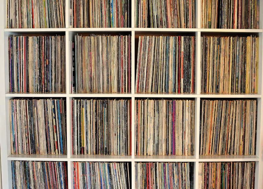 Ein Regal mit Fächern, die exakt so groß sind wie Schallplatten und so gleichzeitig als Schallschutz sorgen.