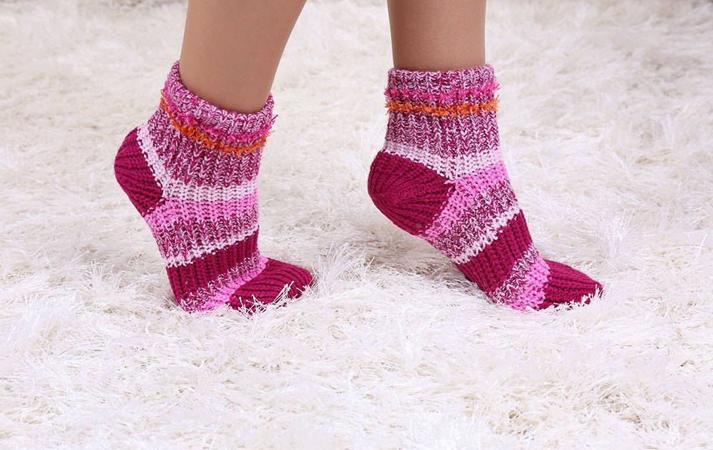 Mit Füßen auf den den Teppich tretten verringert Körperschall